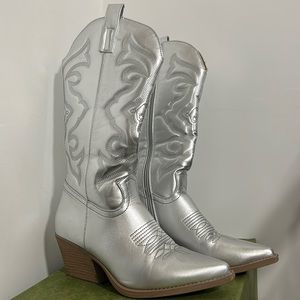 COWGIRL 🤠 SILVER SHINY BOOTS 👢